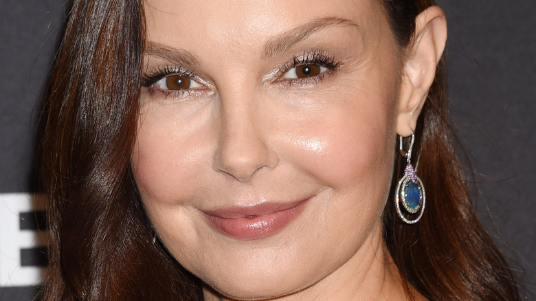 Ashley Judd sourit légèrement
