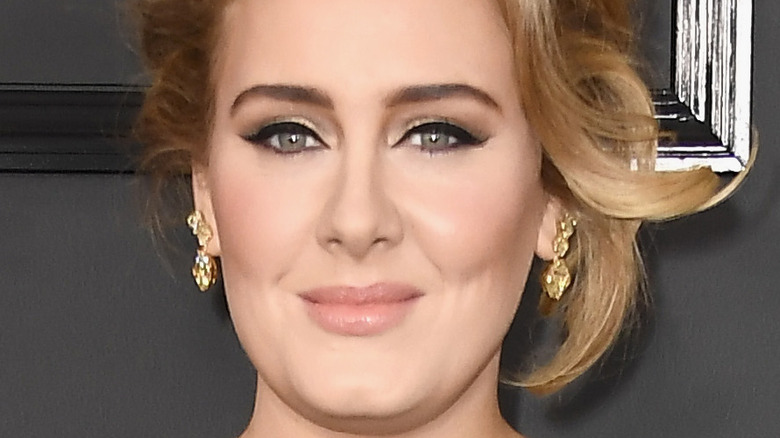 Adele pose sur tapis rouge