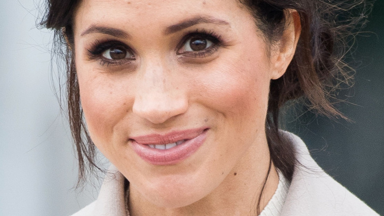 Meghan Markle souriante pour la photo