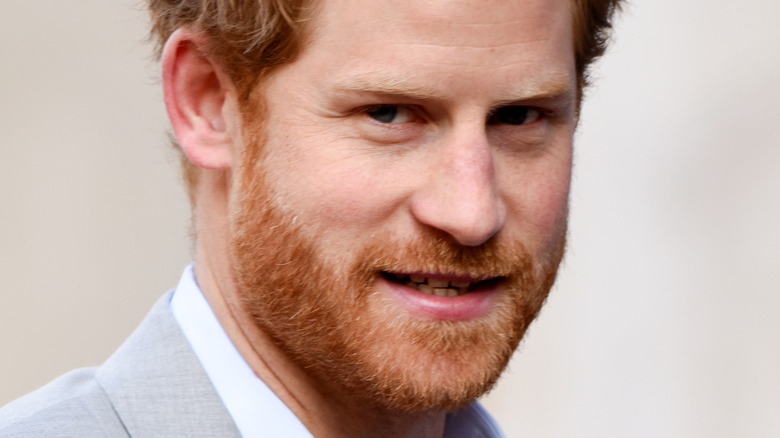 Le prince Harry regardant la caméra avec un léger sourire