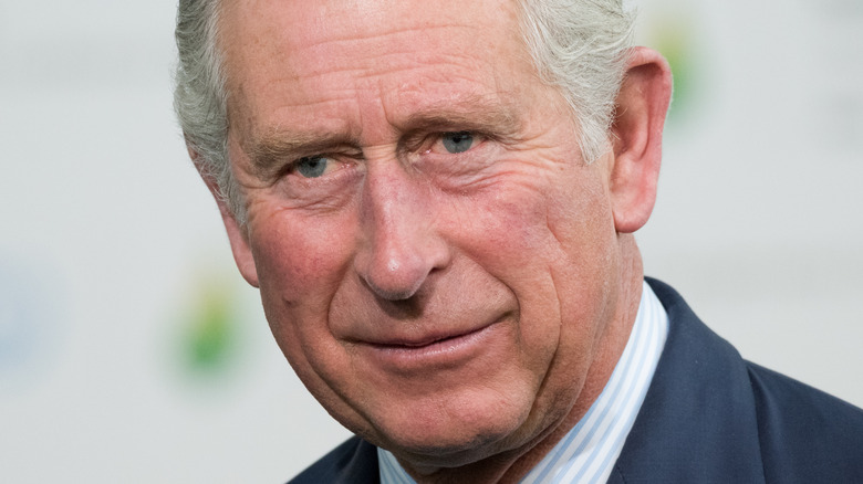 Que doit surmonter le prince Charles avant de devenir roi ?