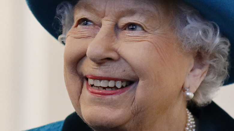 Chapeau bleu de la reine Elizabeth