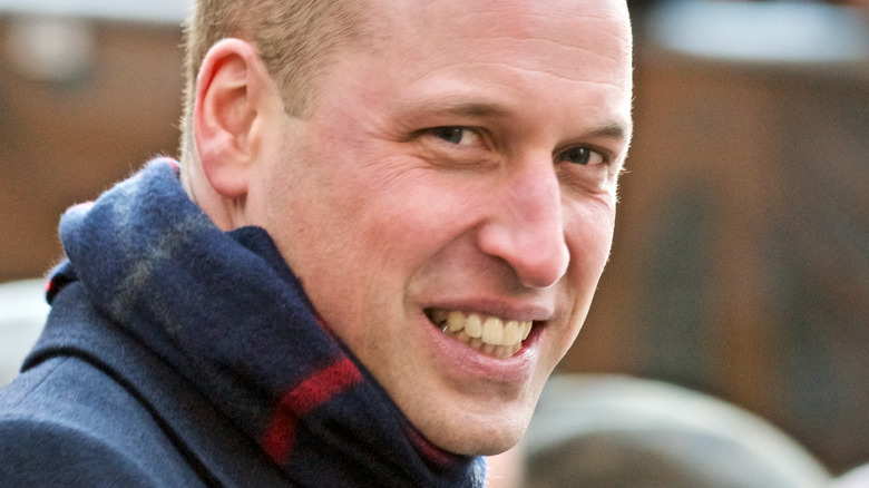 Prince William souriant et portant une écharpe