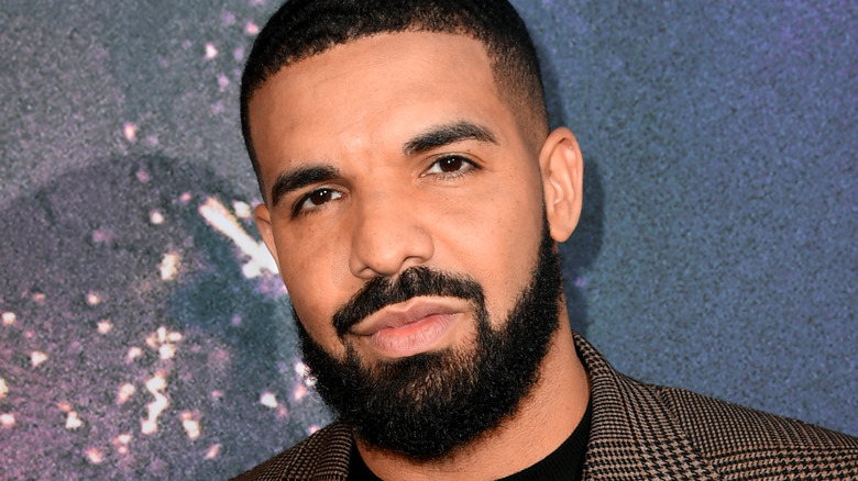 Drake posant sur tapis rouge