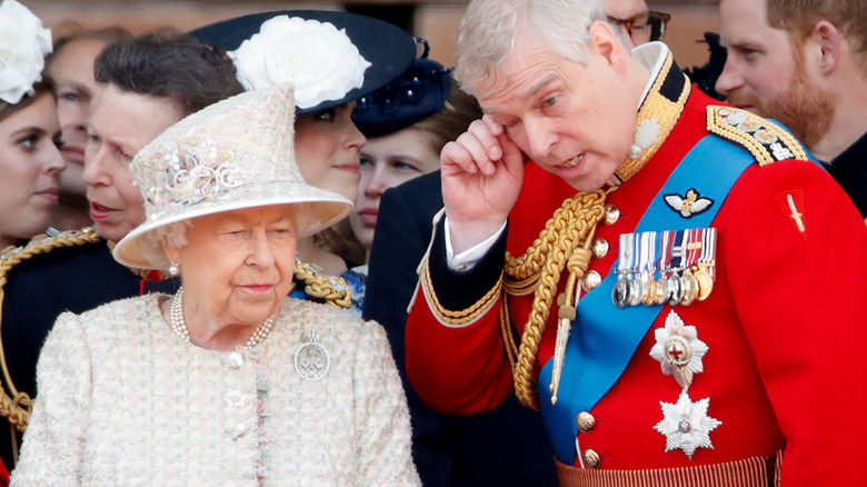 La reine Elizabeth et le prince Andrew lors d'un engagement