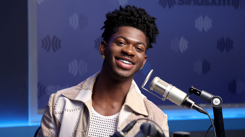 Lil Nas X sourit lors d'une interview