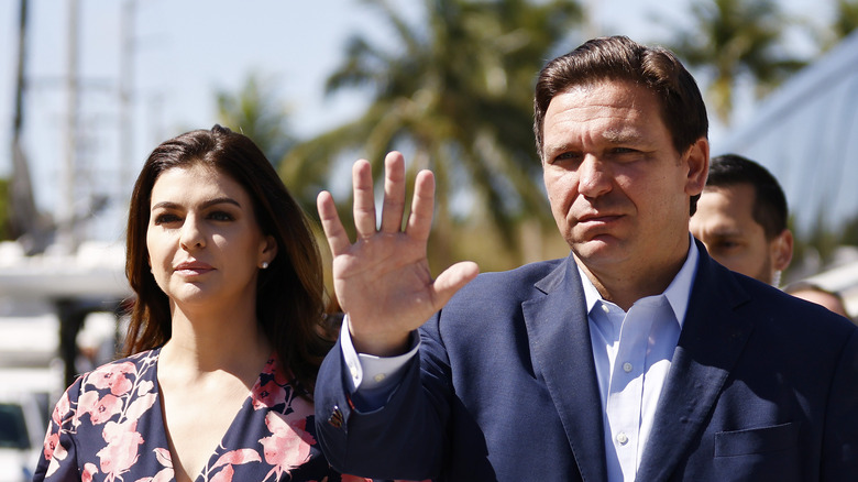 Ron DeSantis marchant avec sa femme, Casey DeSantis