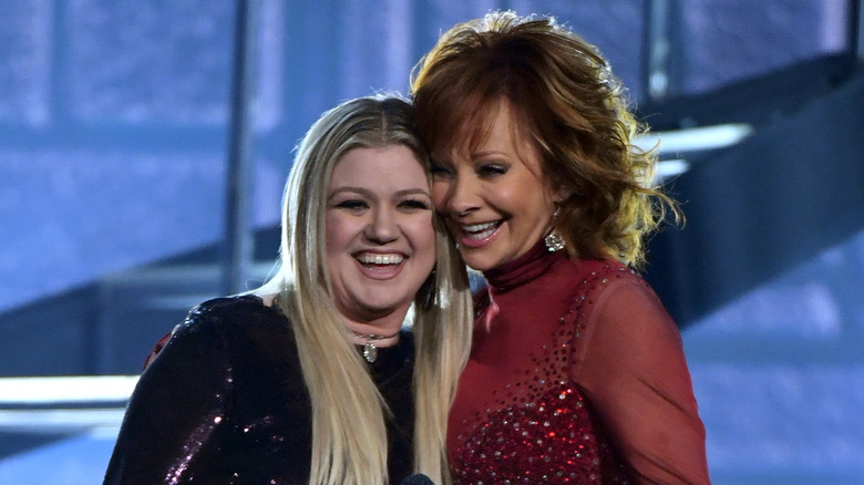 Kelly Clarkson et Reba McEntire lors de la 53e Academy of Country Music Awards