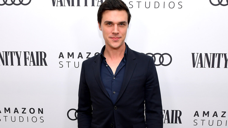 Finn Wittrock posant