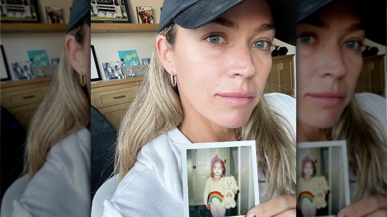 Teddi Mellencamp selfie avec photo d'enfance