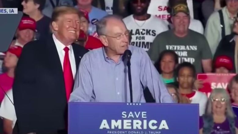 Donald Trump et Chuck Grassley lors d'un événement de campagne