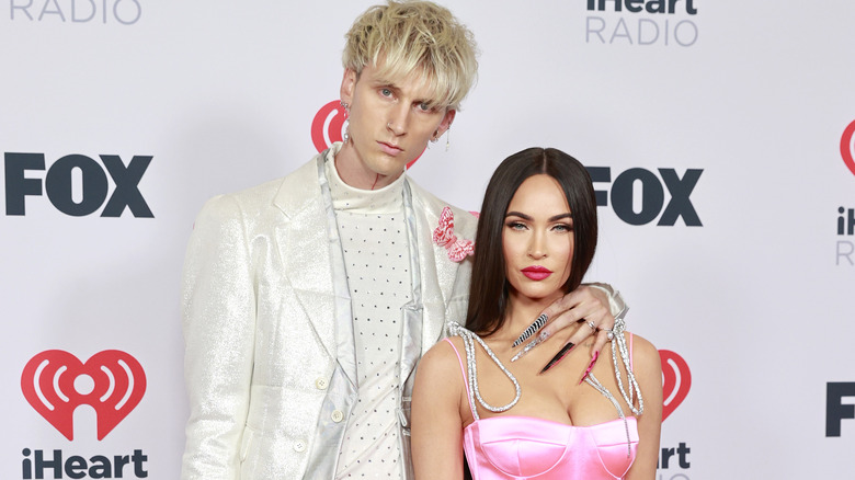 Machine Gun Kelly et Megan Fox posant