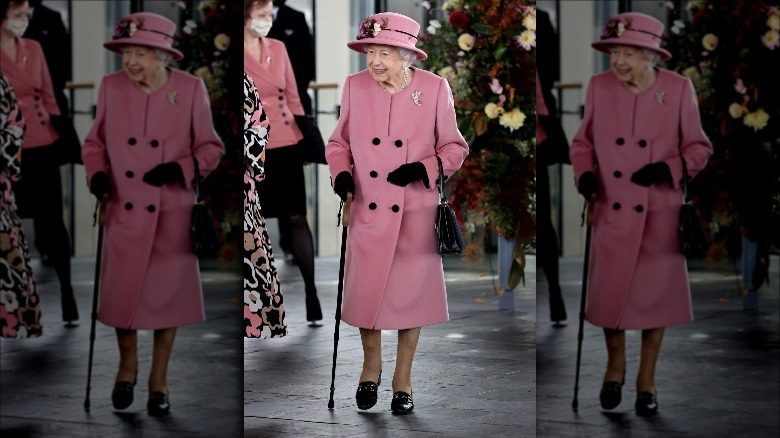 La reine Elizabeth à l'aide d'un bâton de marche