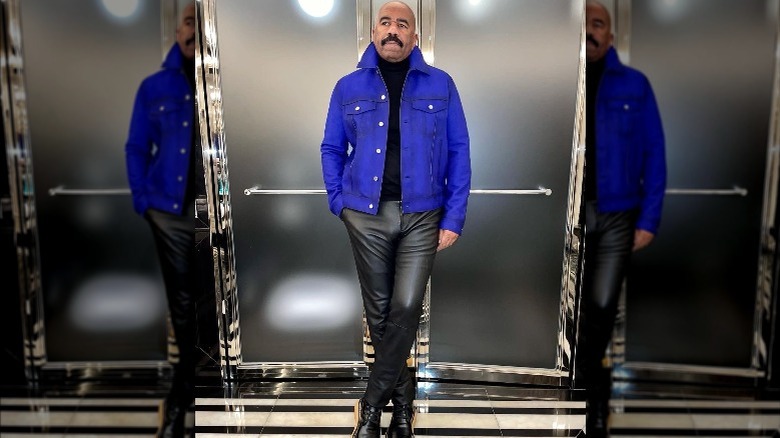 Steve Harvey portant une veste bleue et un pantalon noir