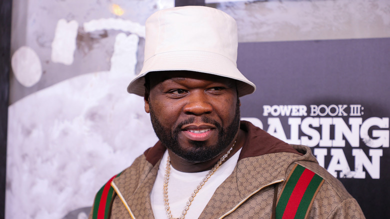 50 Cent portant un chapeau de seau