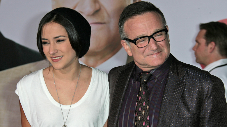 Zelda Williams et Robin Williams souriant