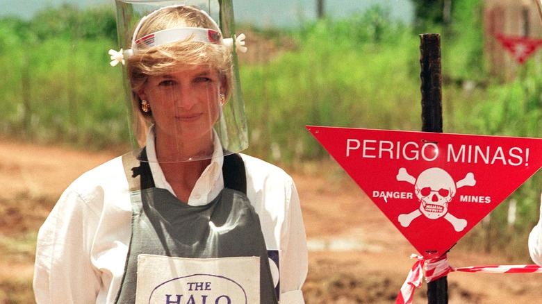 La princesse Diana en tenue de protection sur un champ de mines en Angola.