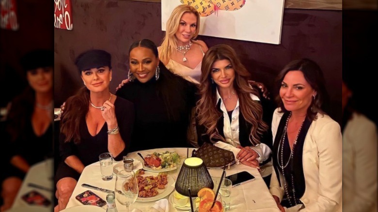 Ramona Singer, Kyle Richards, Cynthia Bailey, Teresa Giudice et Luann de Lesseps dînent ensemble