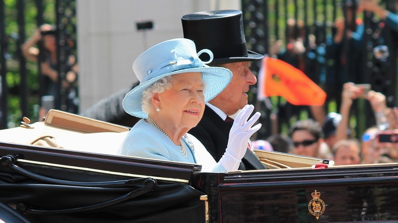 La reine Elizabeth et le prince Philip devant le palais de Buckingham en 2017