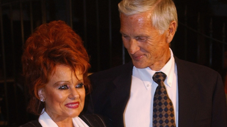 Tammy Faye Bakker tenant une copie de ses mémoires