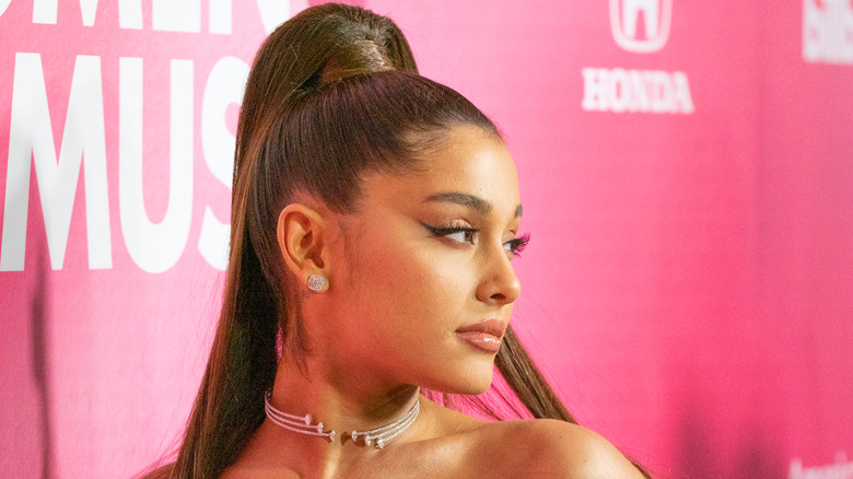 Ariana Grande pose la tête tournée