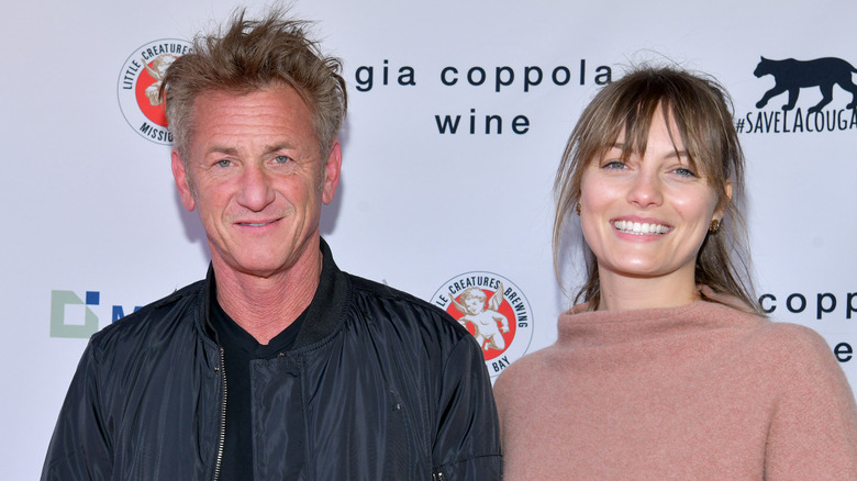 Sean Penn et Leila George souriant sur le tapis rouge