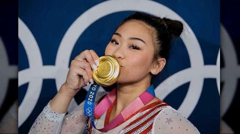 Suni Lee embrasse sa médaille d'or