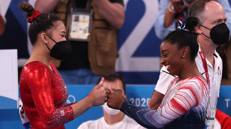 Suni Lee et Simone Biles se félicitent