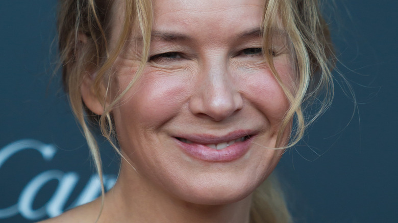 Renee Zellweger sourit sur le tapis rouge