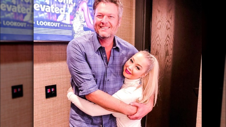 RaeLynn et Blake Shelton posent