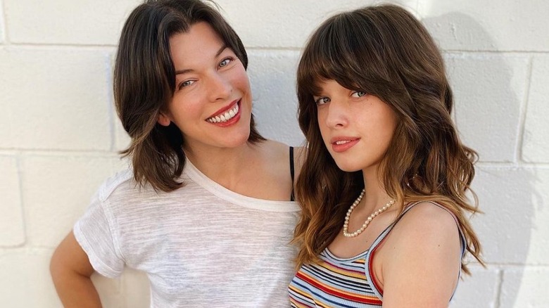 Milla Jovovich et Ever Anderson posent