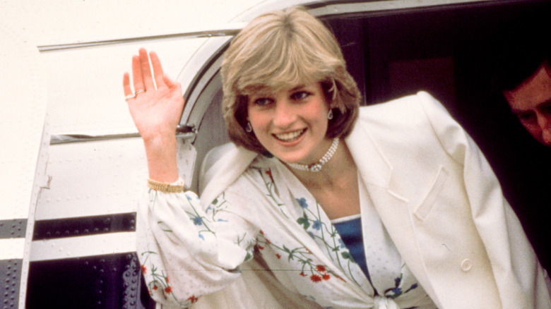 La princesse Diana fait signe de la main