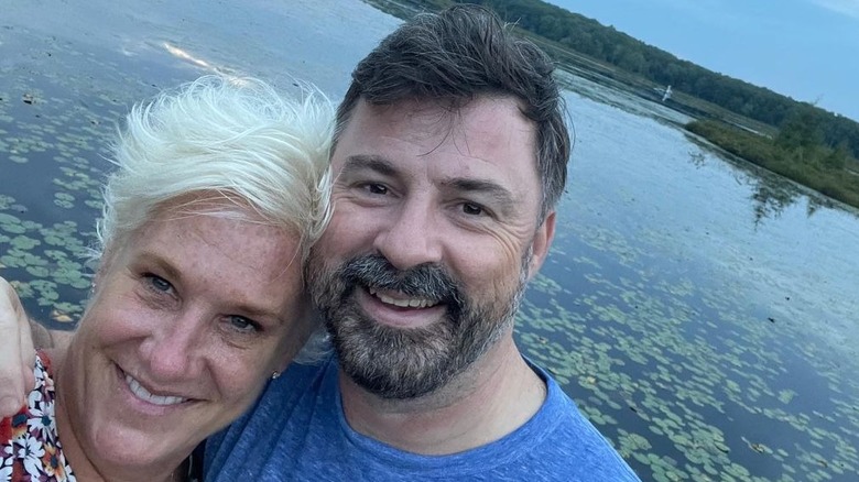 Anne Burrell et Stuart Claxton au bord d'un lac