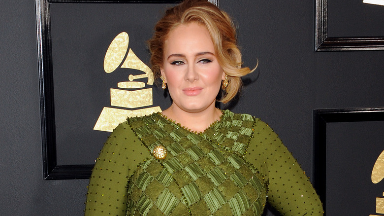 Adele pose sur le tapis rouge