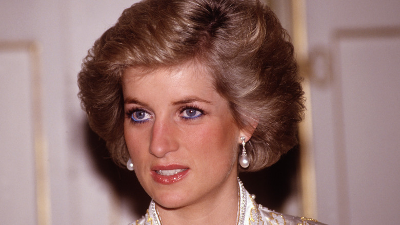 La princesse Diana portant des boucles d'oreilles en perles