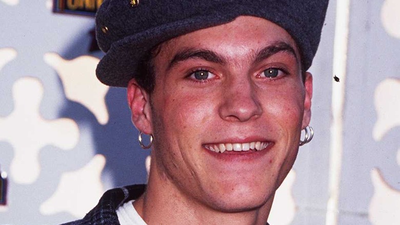 Un jeune Brian Austin Green portant un chapeau