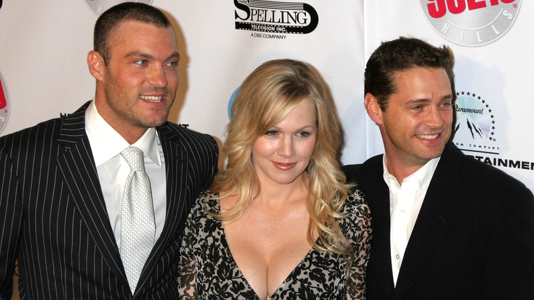 Brian Austin Green posant avec Jennie Garth et Jason Priestley