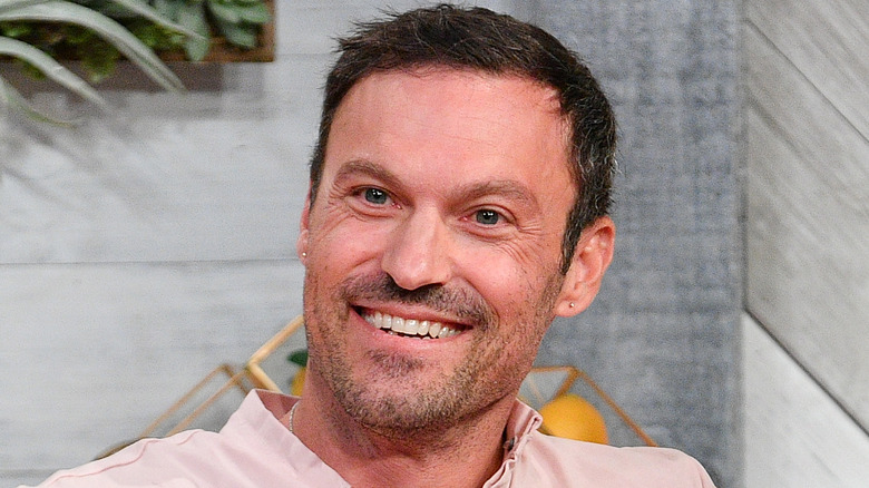 Brian Austin Green portant une chemise rose