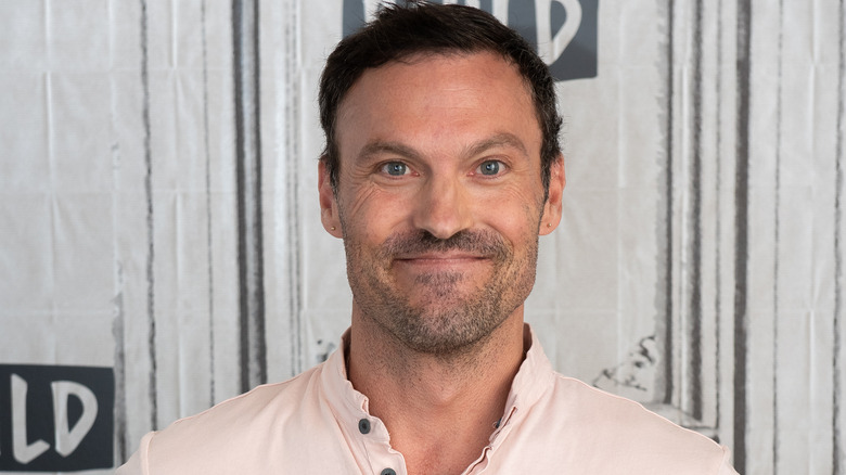 Brian Austin Green souriant avec ses lèvres fermées