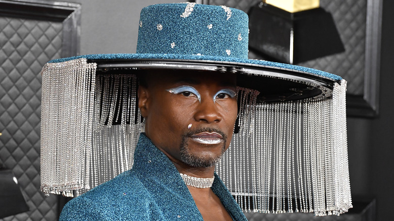 Billy Porter portant un chapeau bling-out