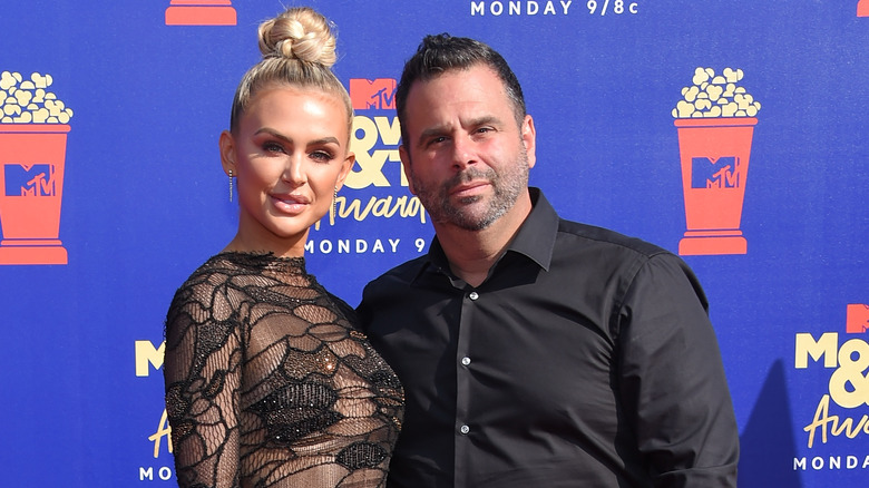 Lala Kent et Randall Emmett posent