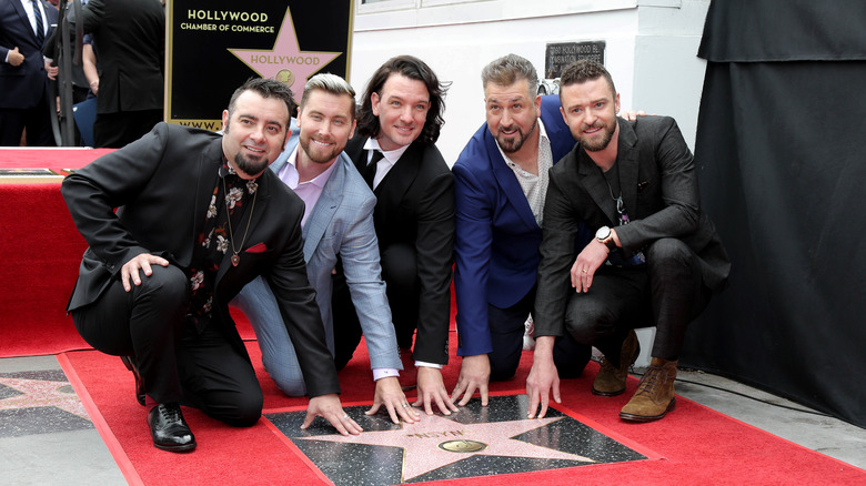 NSYNC posant sur le Hollywood Walk of Fame