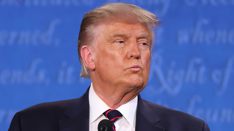 Donald Trump avec une expression neutre