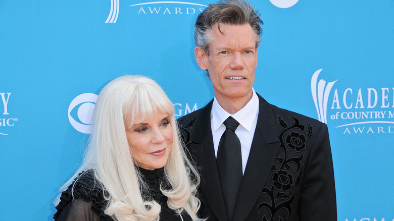 Randy Travis et Elizabeth Hatcher en 2010.