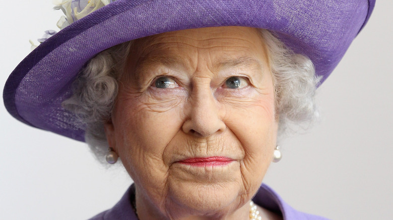 La reine Elizabeth donne un sourire effronté lors d'un événement