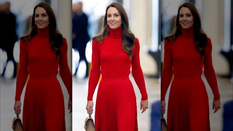 Kate Middleton sourit lors d'une sortie royale