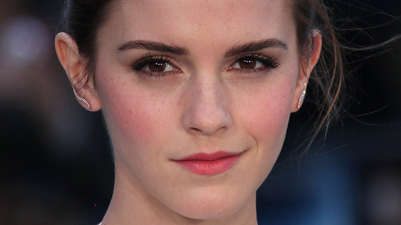 Emma Watson sourit sur le tapis rouge