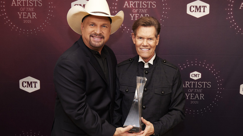 Garth Brooks et Randy Travis tenant un trophée.