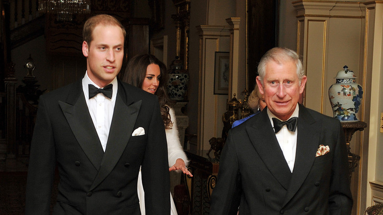 Le prince William et le prince Charles en smoking.