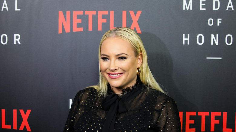 meghan mccain posant le tapis rouge